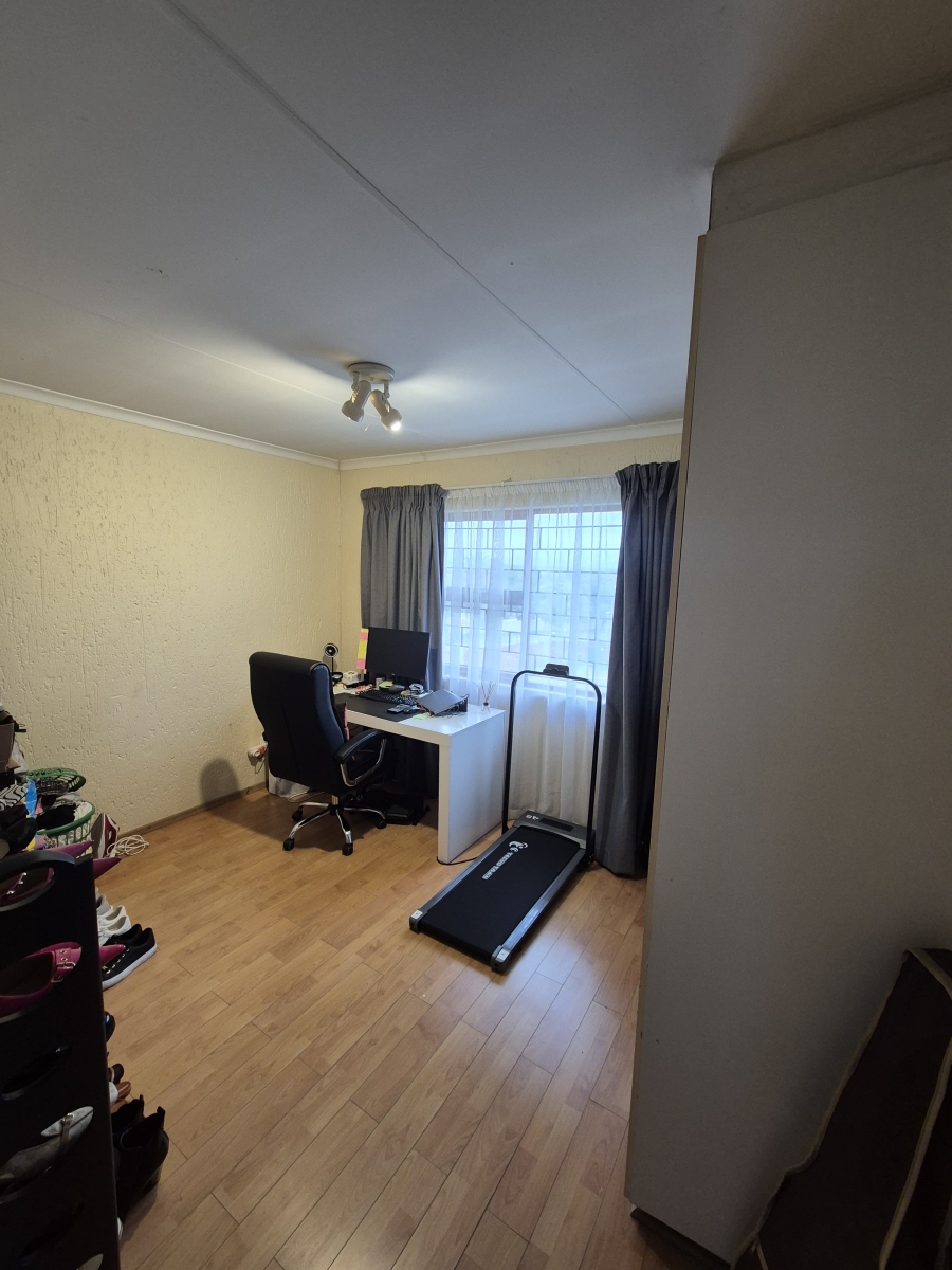 To Let 2 Bedroom Property for Rent in Vorna Valley Gauteng