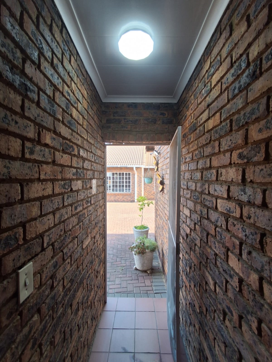 To Let 2 Bedroom Property for Rent in Arcon Park Gauteng