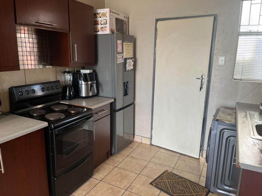 To Let 2 Bedroom Property for Rent in Buccleuch Gauteng