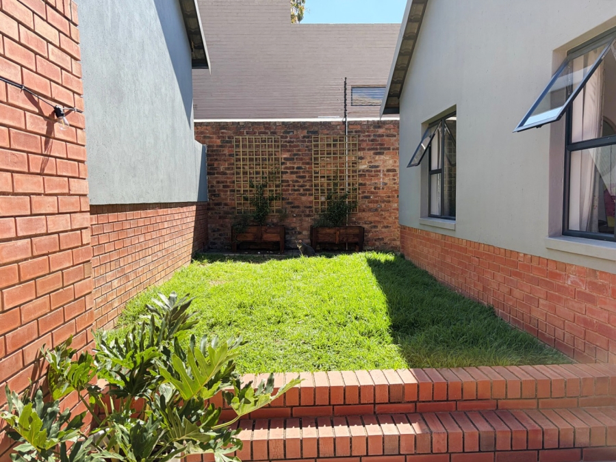 To Let 2 Bedroom Property for Rent in Linden Gauteng