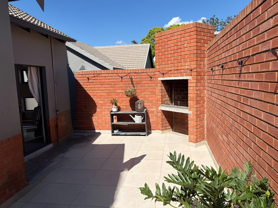 To Let 2 Bedroom Property for Rent in Linden Gauteng