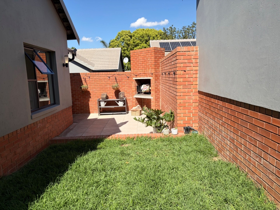 To Let 2 Bedroom Property for Rent in Linden Gauteng