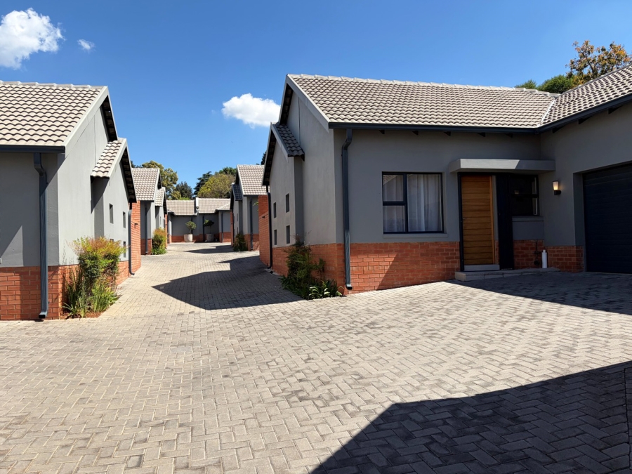 To Let 2 Bedroom Property for Rent in Linden Gauteng