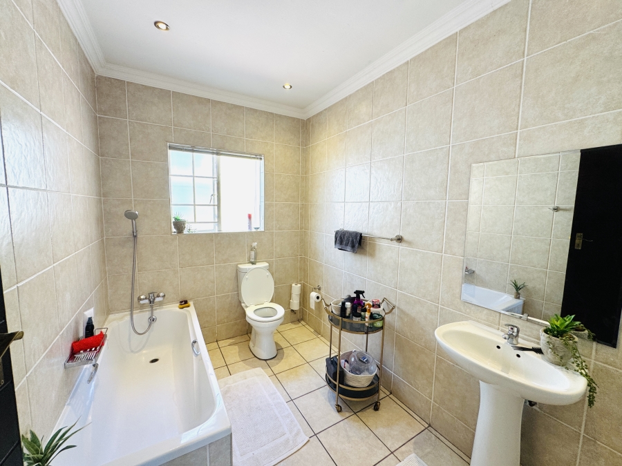 3 Bedroom Property for Sale in Thatchfield Close Gauteng