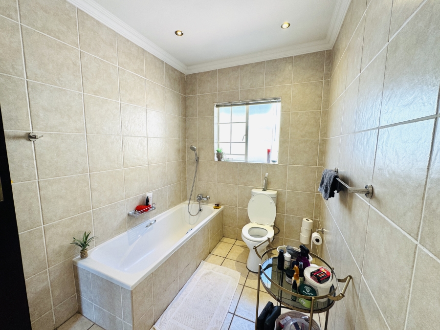 3 Bedroom Property for Sale in Thatchfield Close Gauteng