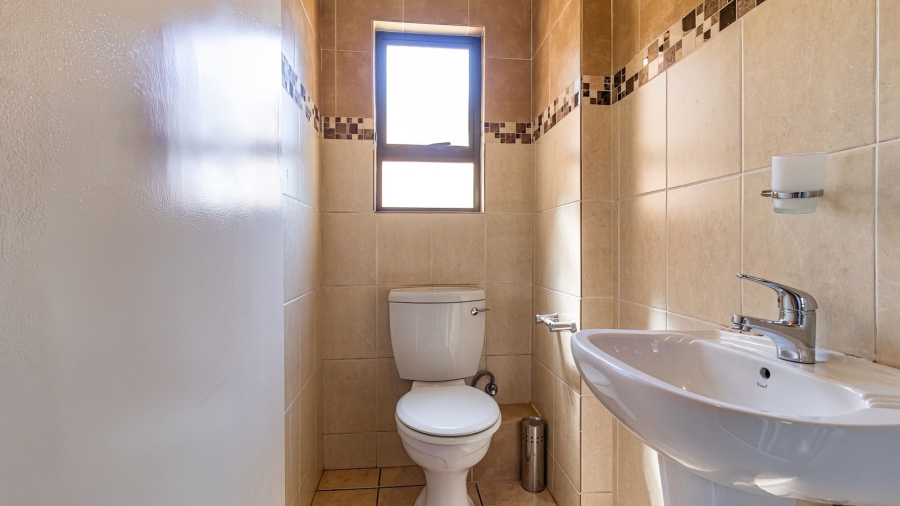 5 Bedroom Property for Sale in Aspen Hills Gauteng