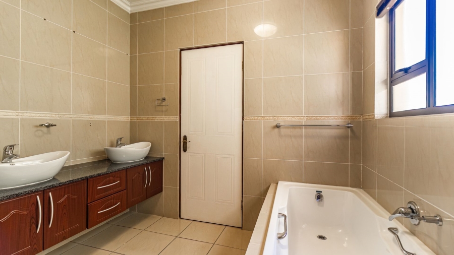 5 Bedroom Property for Sale in Aspen Hills Gauteng