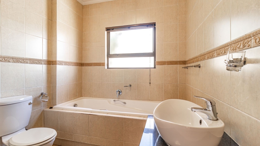 5 Bedroom Property for Sale in Aspen Hills Gauteng