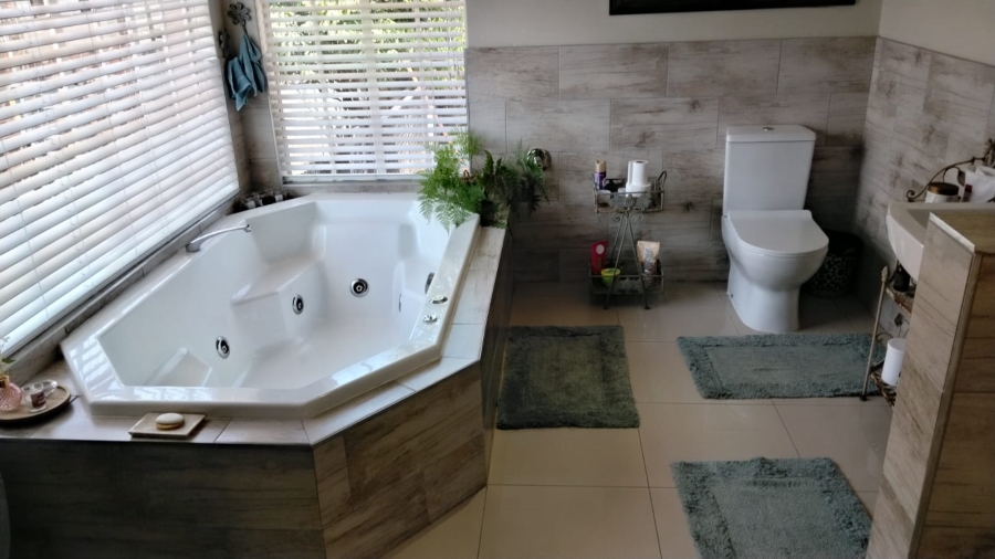 5 Bedroom Property for Sale in Chancliff A H Gauteng