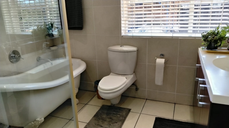 5 Bedroom Property for Sale in Chancliff A H Gauteng
