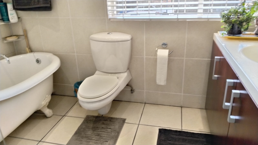 5 Bedroom Property for Sale in Chancliff A H Gauteng
