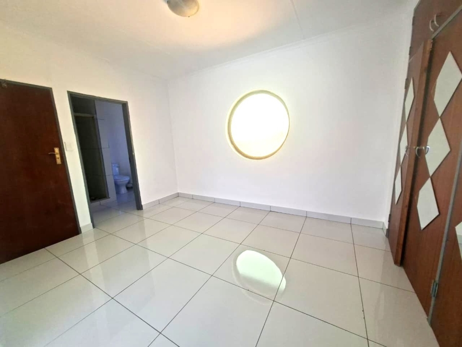 To Let Commercial Property for Rent in Wierda Park Gauteng