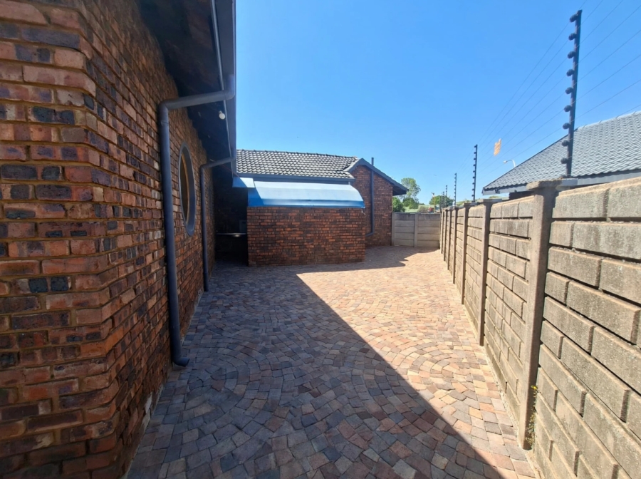 To Let Commercial Property for Rent in Wierda Park Gauteng