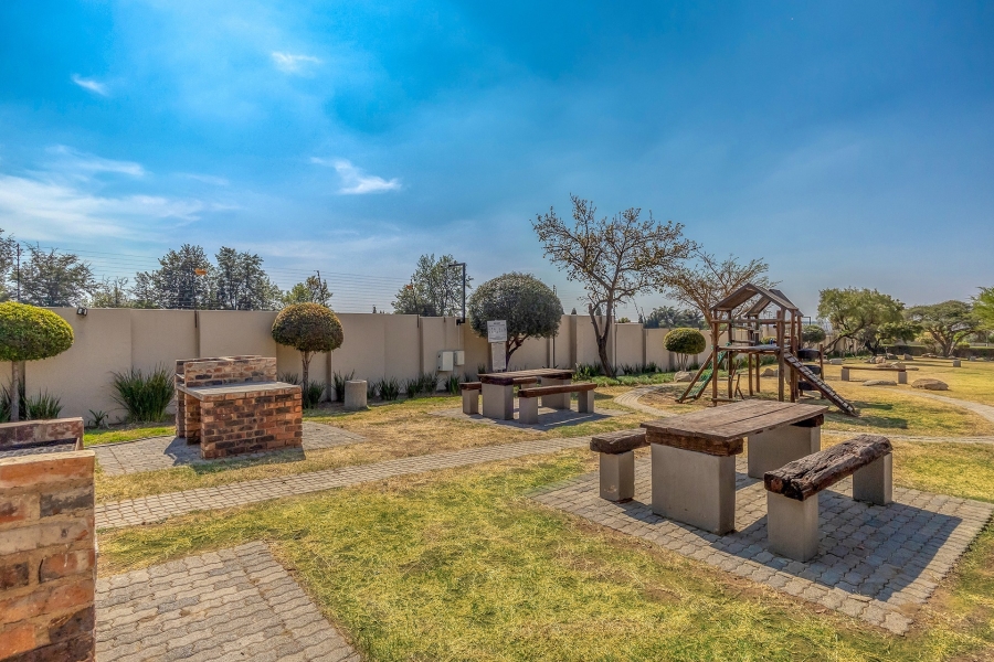 To Let 2 Bedroom Property for Rent in Beverley Gauteng
