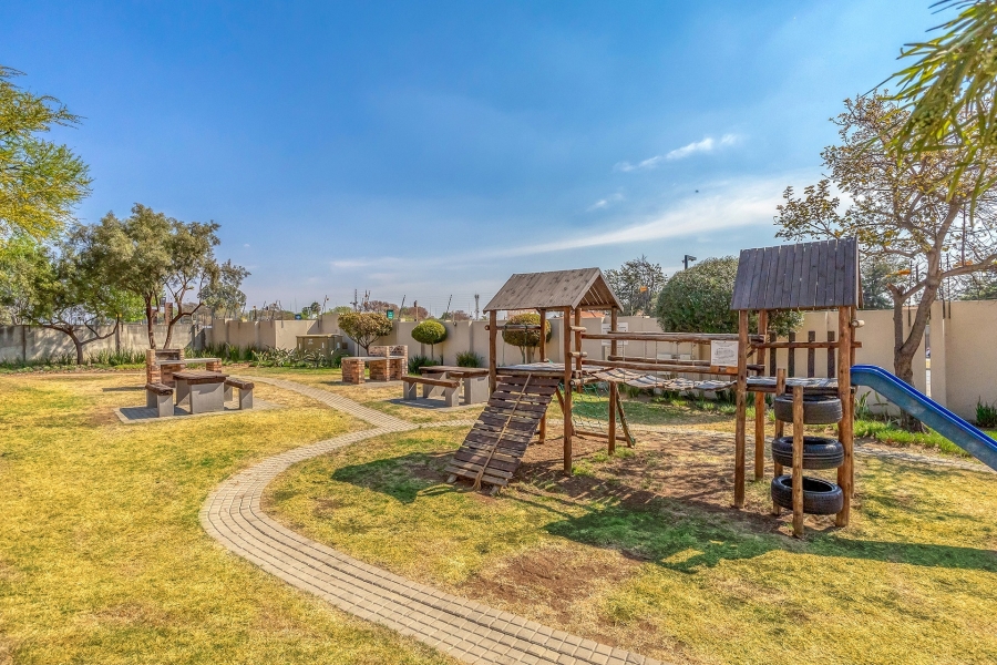 To Let 2 Bedroom Property for Rent in Beverley Gauteng
