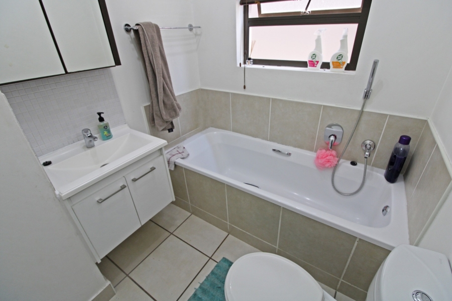 To Let 2 Bedroom Property for Rent in Bryanston Gauteng