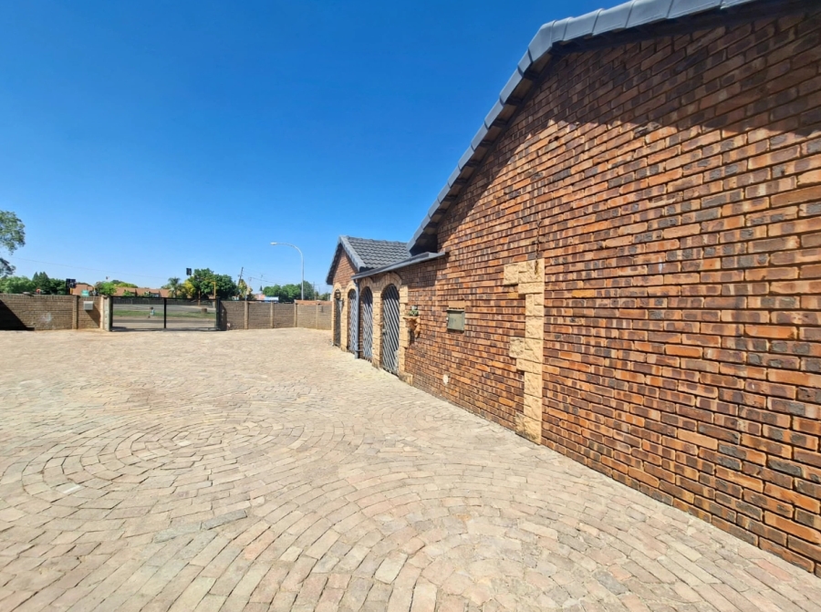 To Let 5 Bedroom Property for Rent in Wierda Park Gauteng