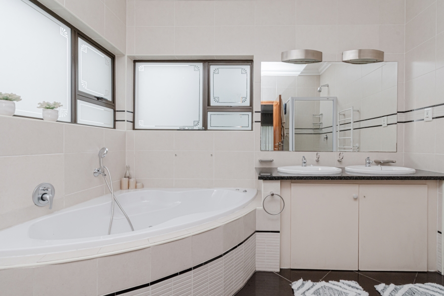 To Let 4 Bedroom Property for Rent in Bryanston Gauteng