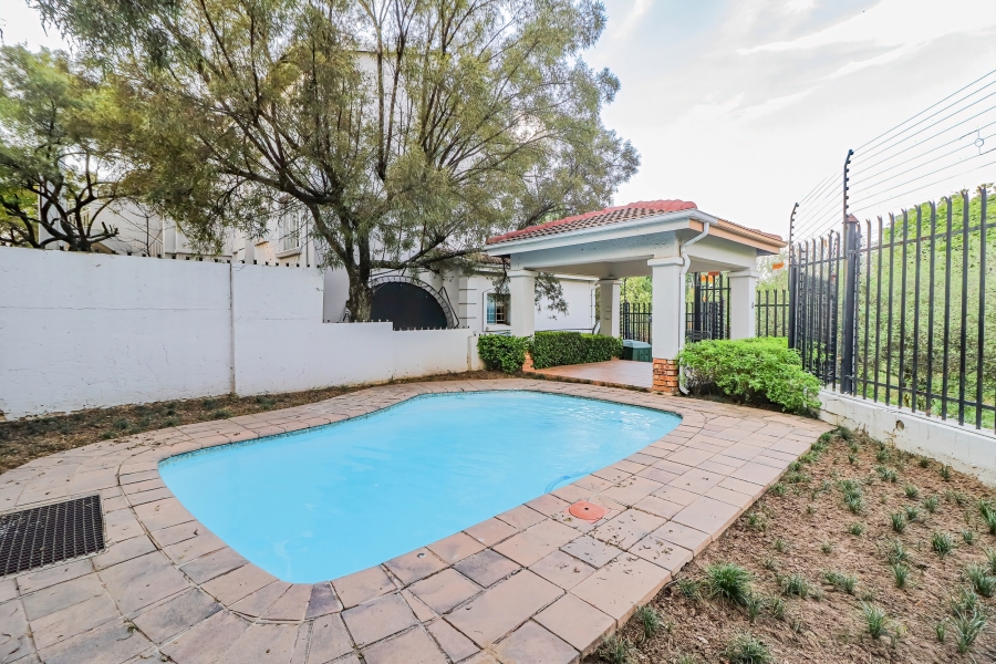 To Let 3 Bedroom Property for Rent in Sonneglans Gauteng