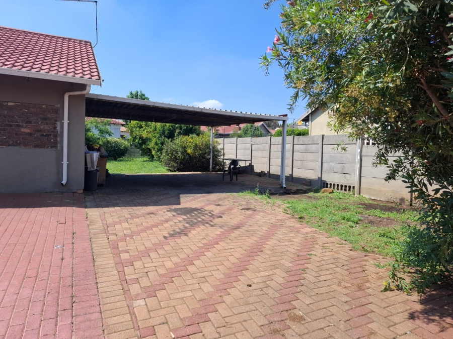 4 Bedroom Property for Sale in Dalpark Gauteng