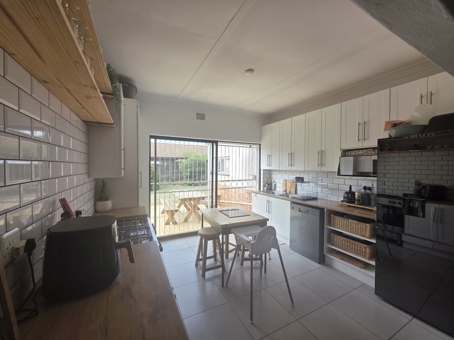 To Let 4 Bedroom Property for Rent in Waverley Gauteng