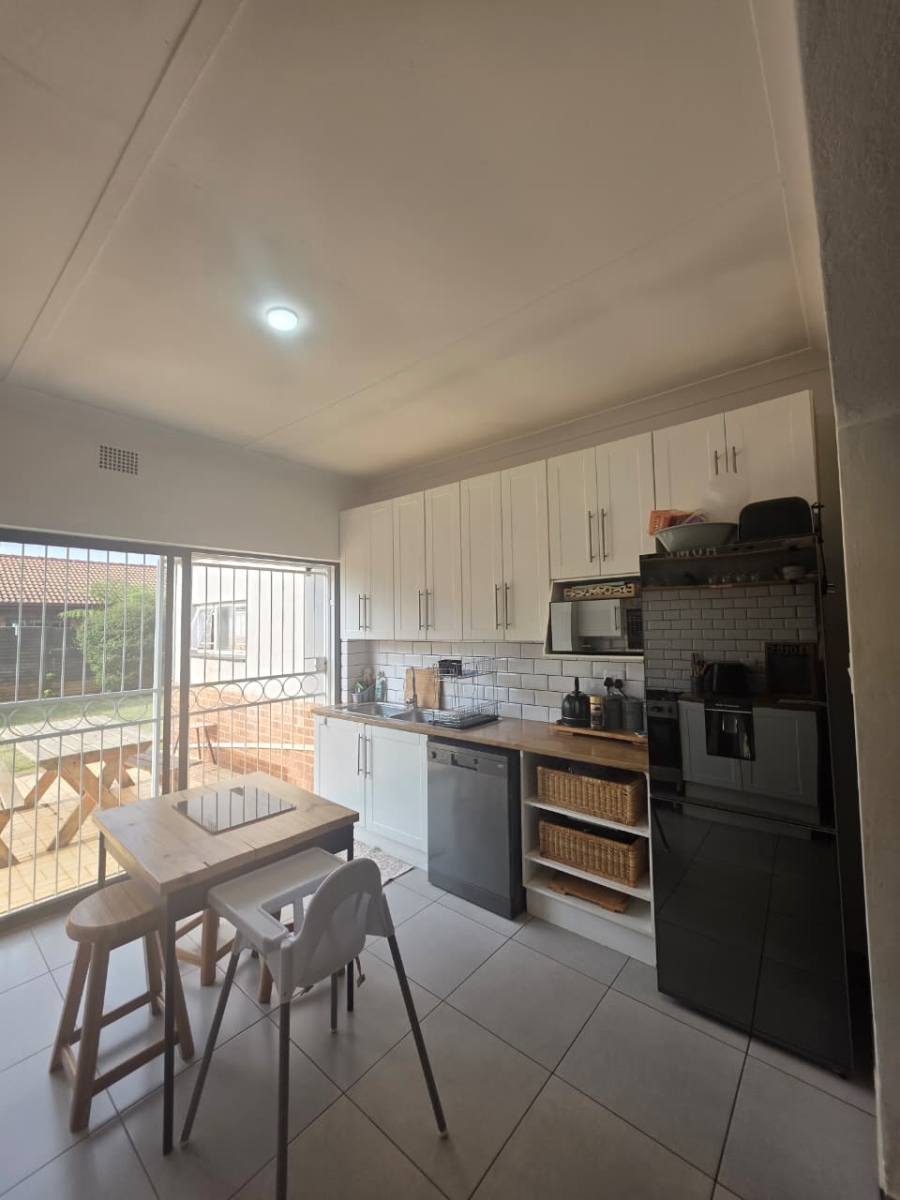 To Let 4 Bedroom Property for Rent in Waverley Gauteng