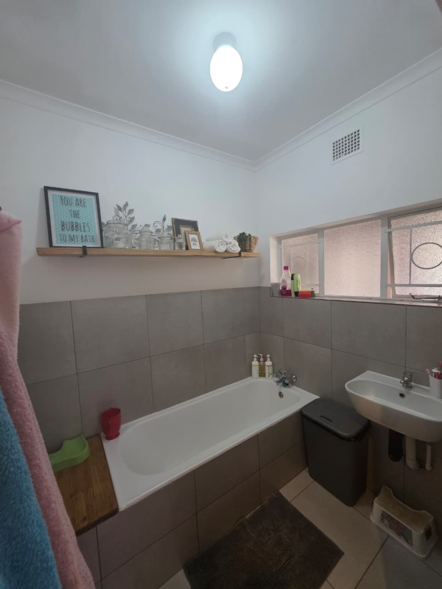 To Let 4 Bedroom Property for Rent in Waverley Gauteng