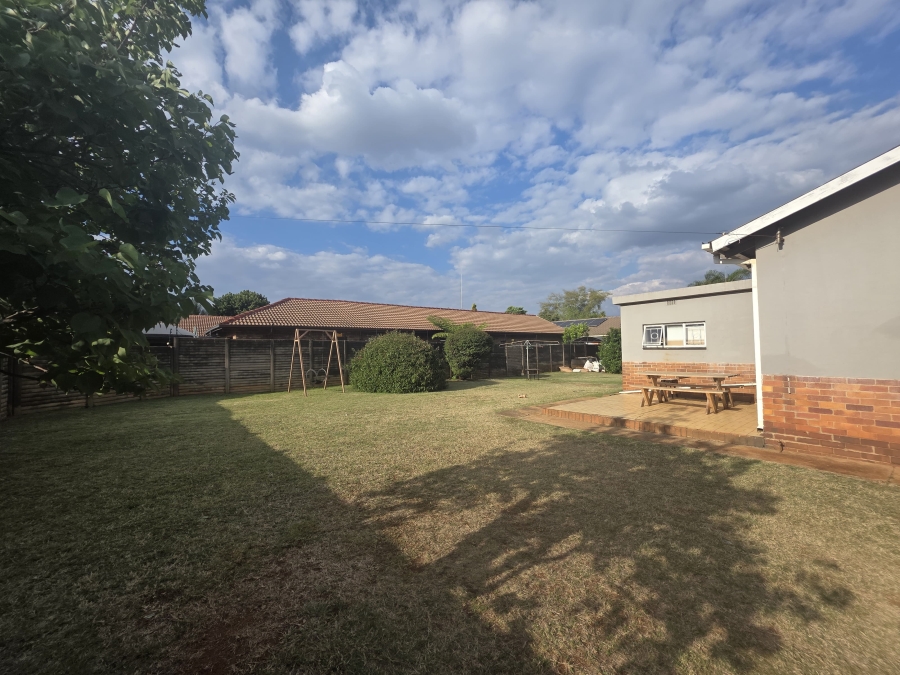 To Let 4 Bedroom Property for Rent in Waverley Gauteng