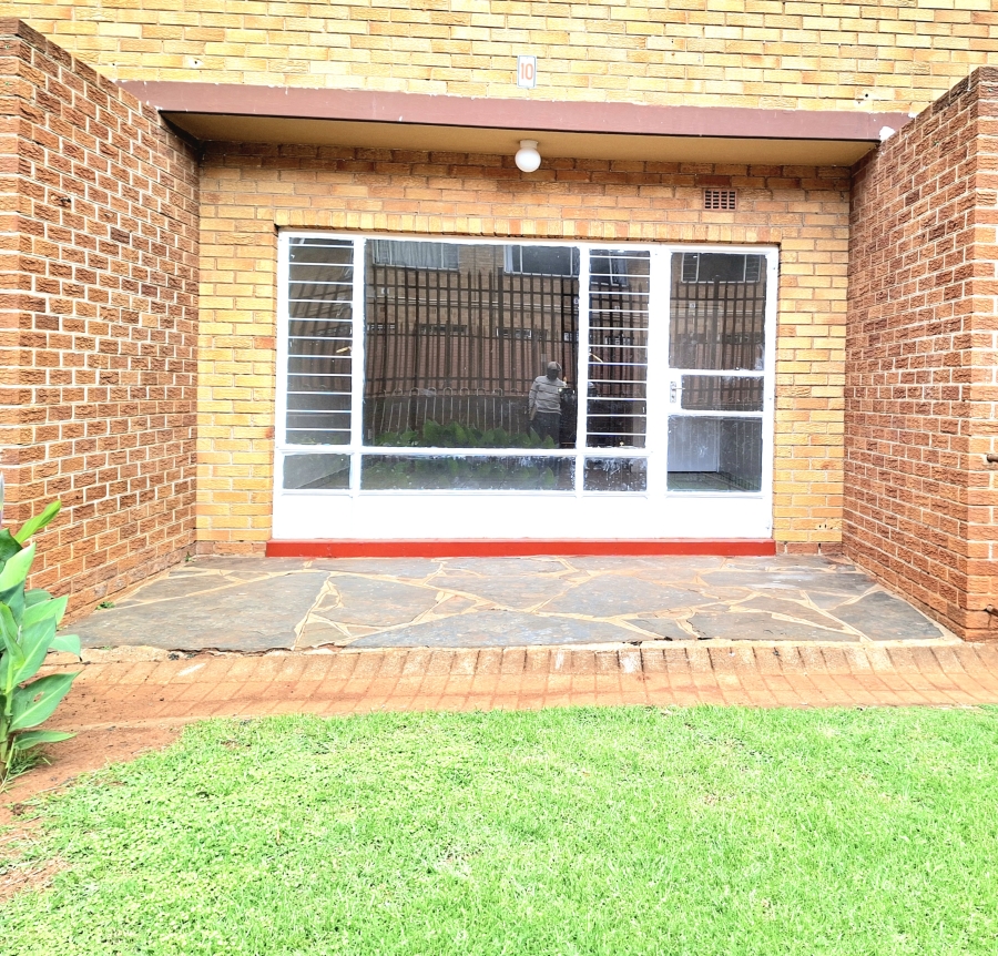 To Let 2 Bedroom Property for Rent in Windsor East Gauteng