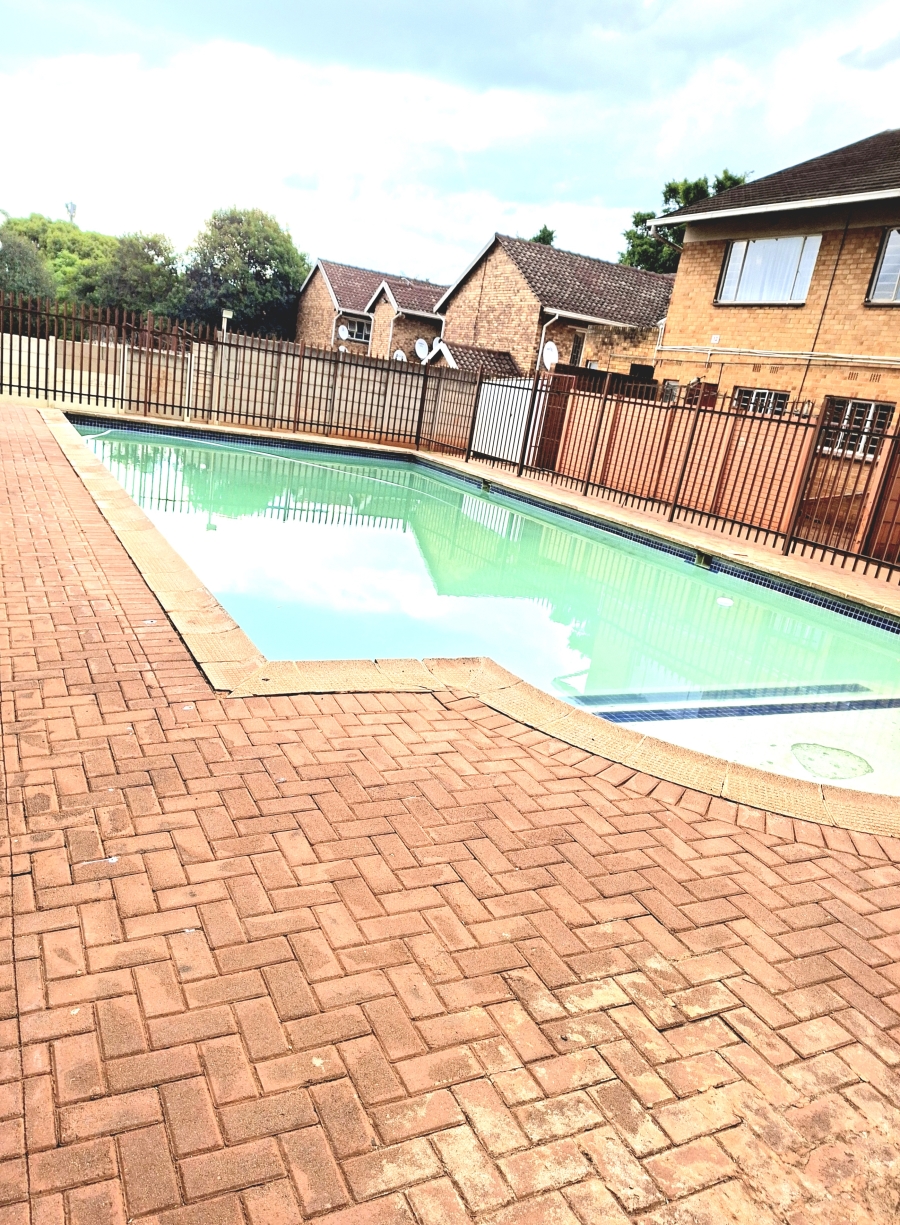 To Let 2 Bedroom Property for Rent in Windsor East Gauteng