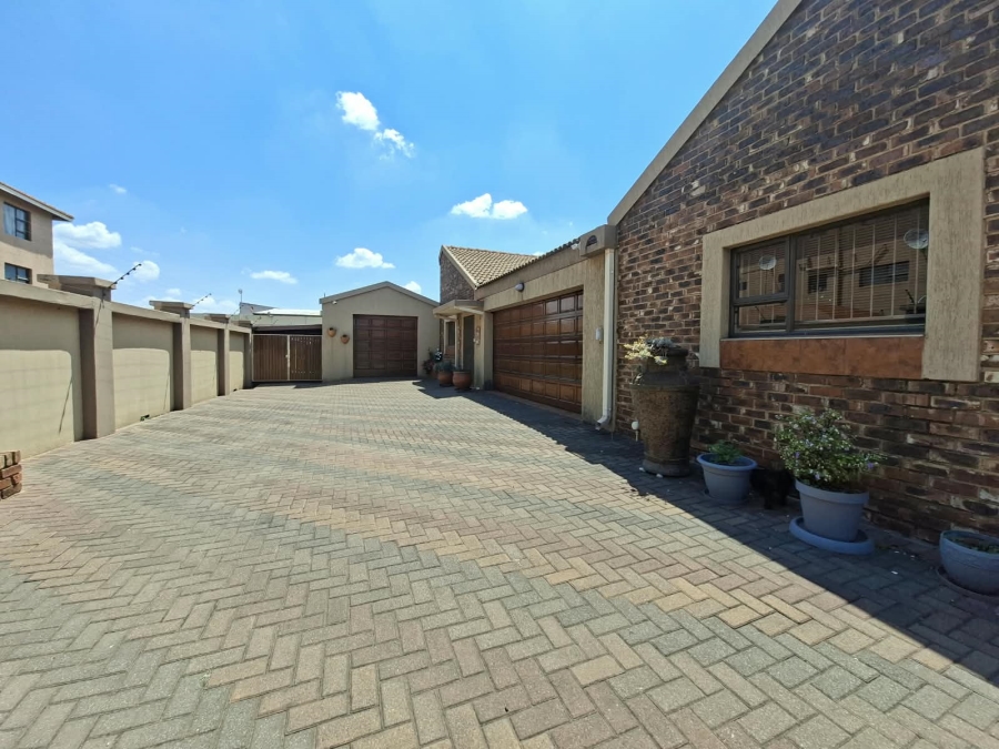 2 Bedroom Property for Sale in Three Rivers Gauteng