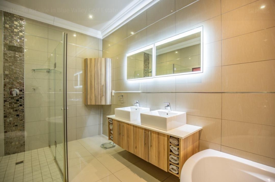 To Let 4 Bedroom Property for Rent in Blue Valley Golf Estate Gauteng