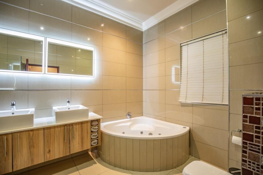 To Let 4 Bedroom Property for Rent in Blue Valley Golf Estate Gauteng