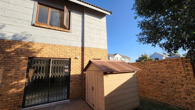 2 Bedroom Property for Sale in Blue Hills Gauteng