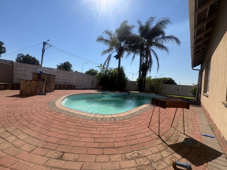 4 Bedroom Property for Sale in Rustivia Gauteng