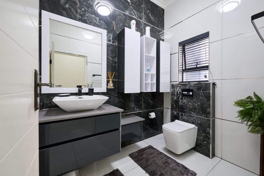 5 Bedroom Property for Sale in Waterfall Country Estate Gauteng