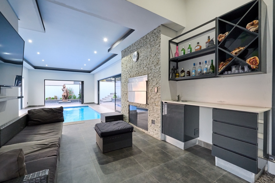 5 Bedroom Property for Sale in Waterfall Country Estate Gauteng
