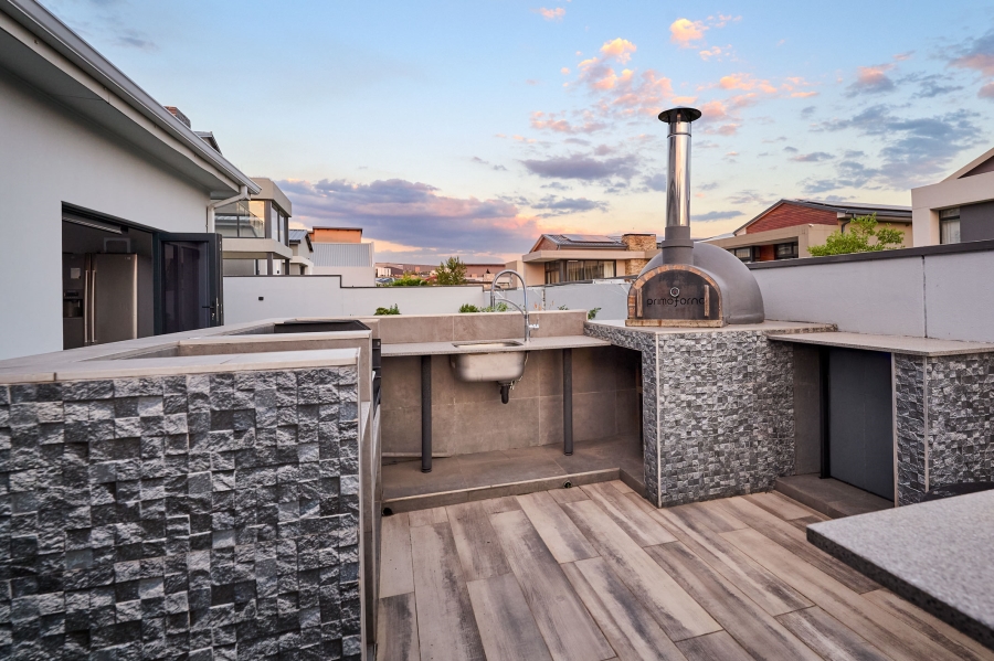 5 Bedroom Property for Sale in Waterfall Country Estate Gauteng