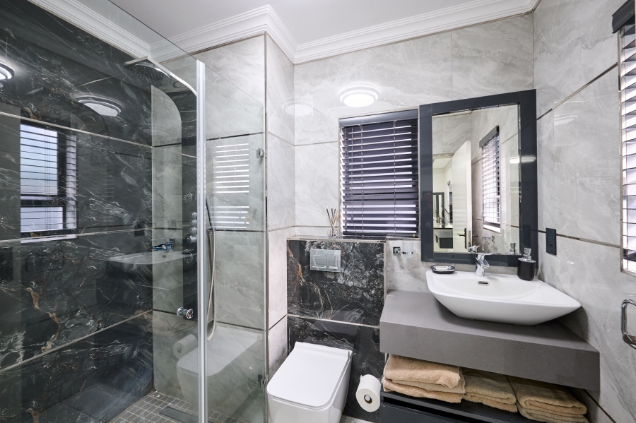 5 Bedroom Property for Sale in Waterfall Country Estate Gauteng