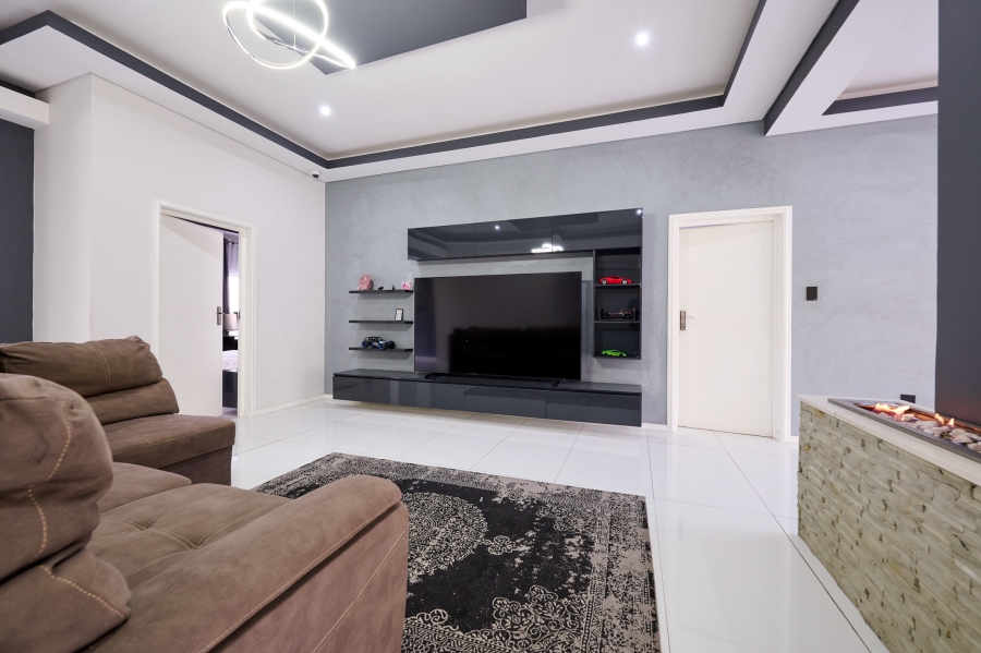 5 Bedroom Property for Sale in Waterfall Country Estate Gauteng