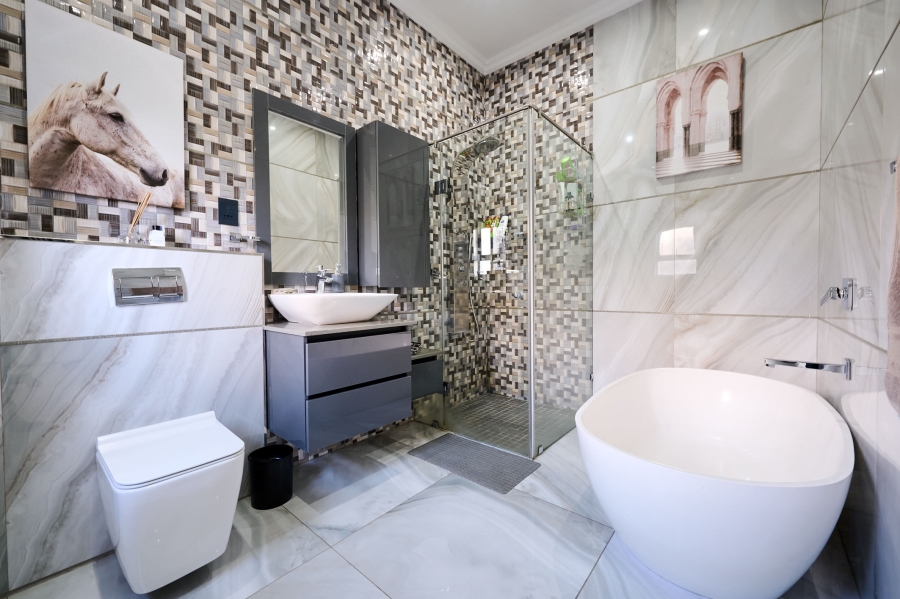 5 Bedroom Property for Sale in Waterfall Country Estate Gauteng