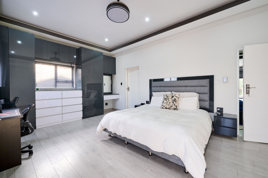 5 Bedroom Property for Sale in Waterfall Country Estate Gauteng