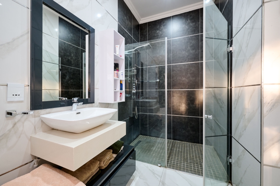 5 Bedroom Property for Sale in Waterfall Country Estate Gauteng