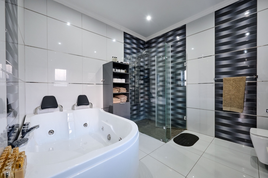 5 Bedroom Property for Sale in Waterfall Country Estate Gauteng