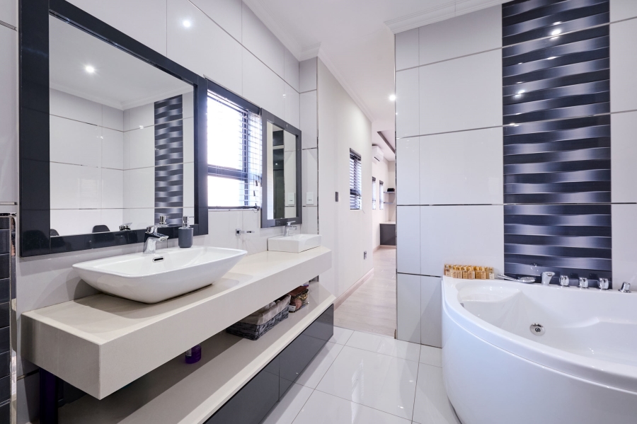 5 Bedroom Property for Sale in Waterfall Country Estate Gauteng