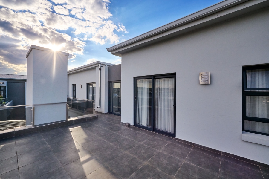 5 Bedroom Property for Sale in Waterfall Country Estate Gauteng