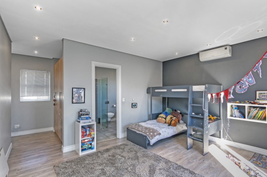 5 Bedroom Property for Sale in Waterfall Country Estate Gauteng