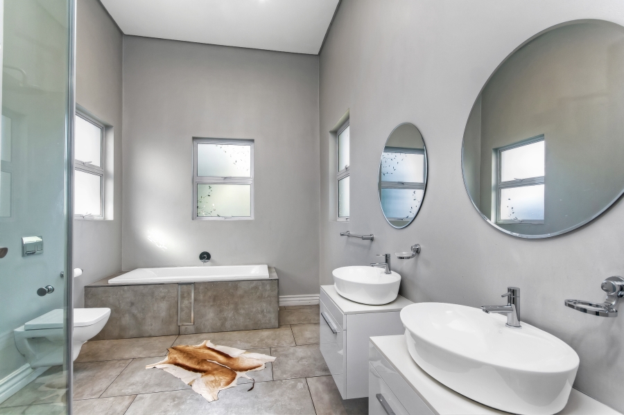 5 Bedroom Property for Sale in Waterfall Country Estate Gauteng