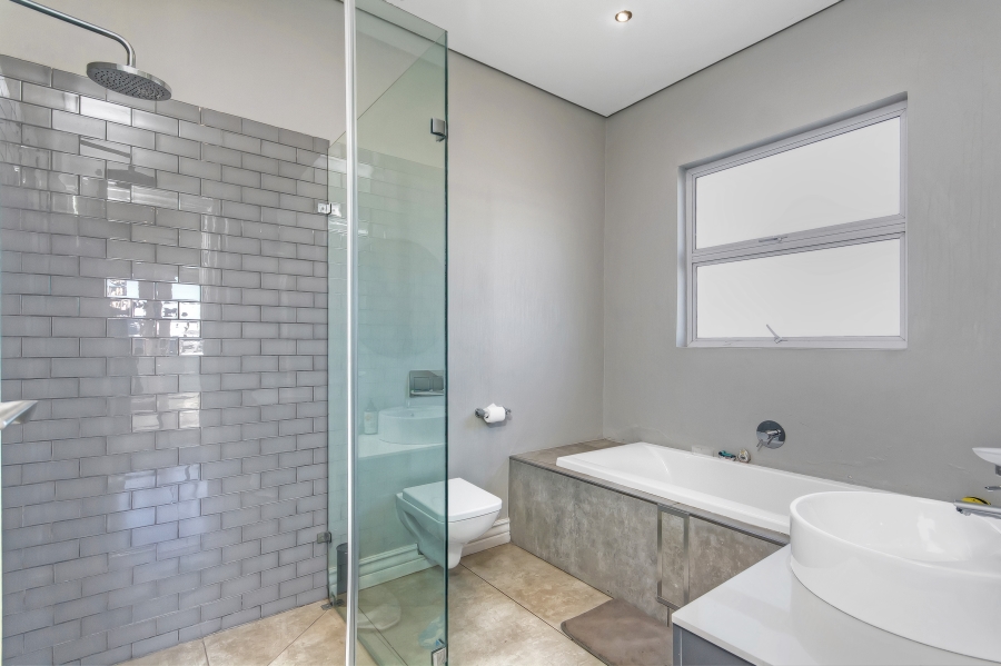 5 Bedroom Property for Sale in Waterfall Country Estate Gauteng