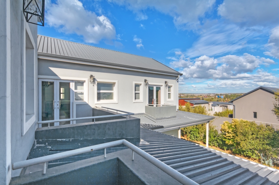 5 Bedroom Property for Sale in Waterfall Country Estate Gauteng